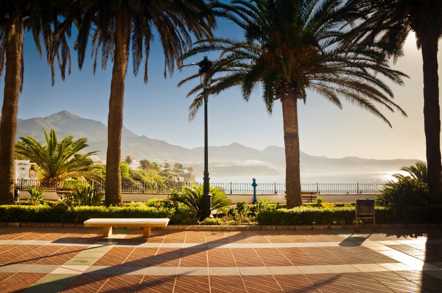 Balcón de Europa, Nerja — paseo con palmeras y vistas al mar